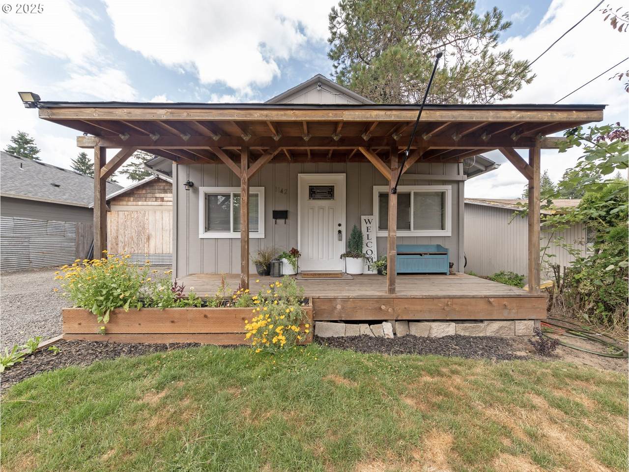 1142 Clatsop St - Photo 1