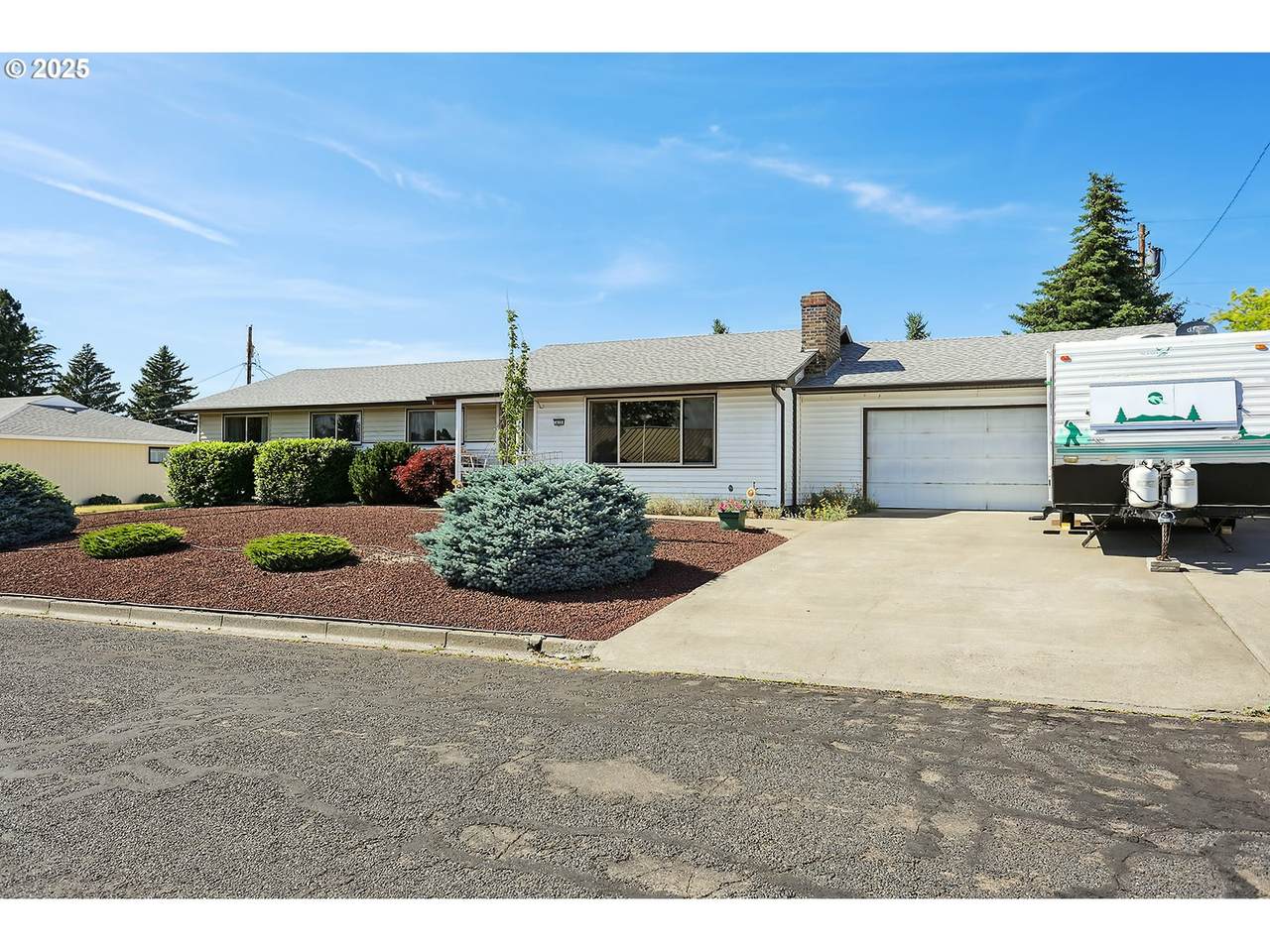 825 Maple Dr - Photo 1