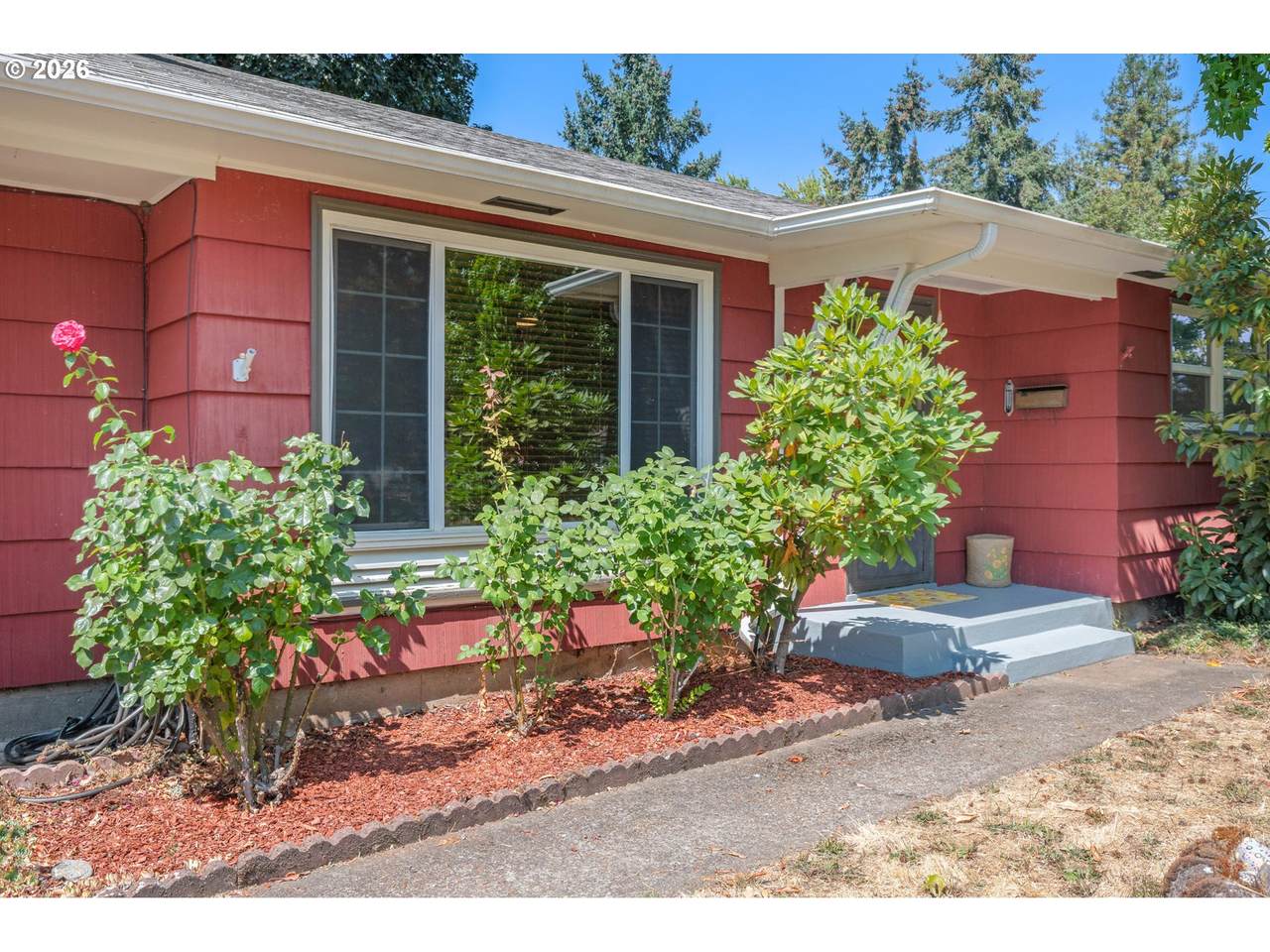 880 Hughes St - Photo 1