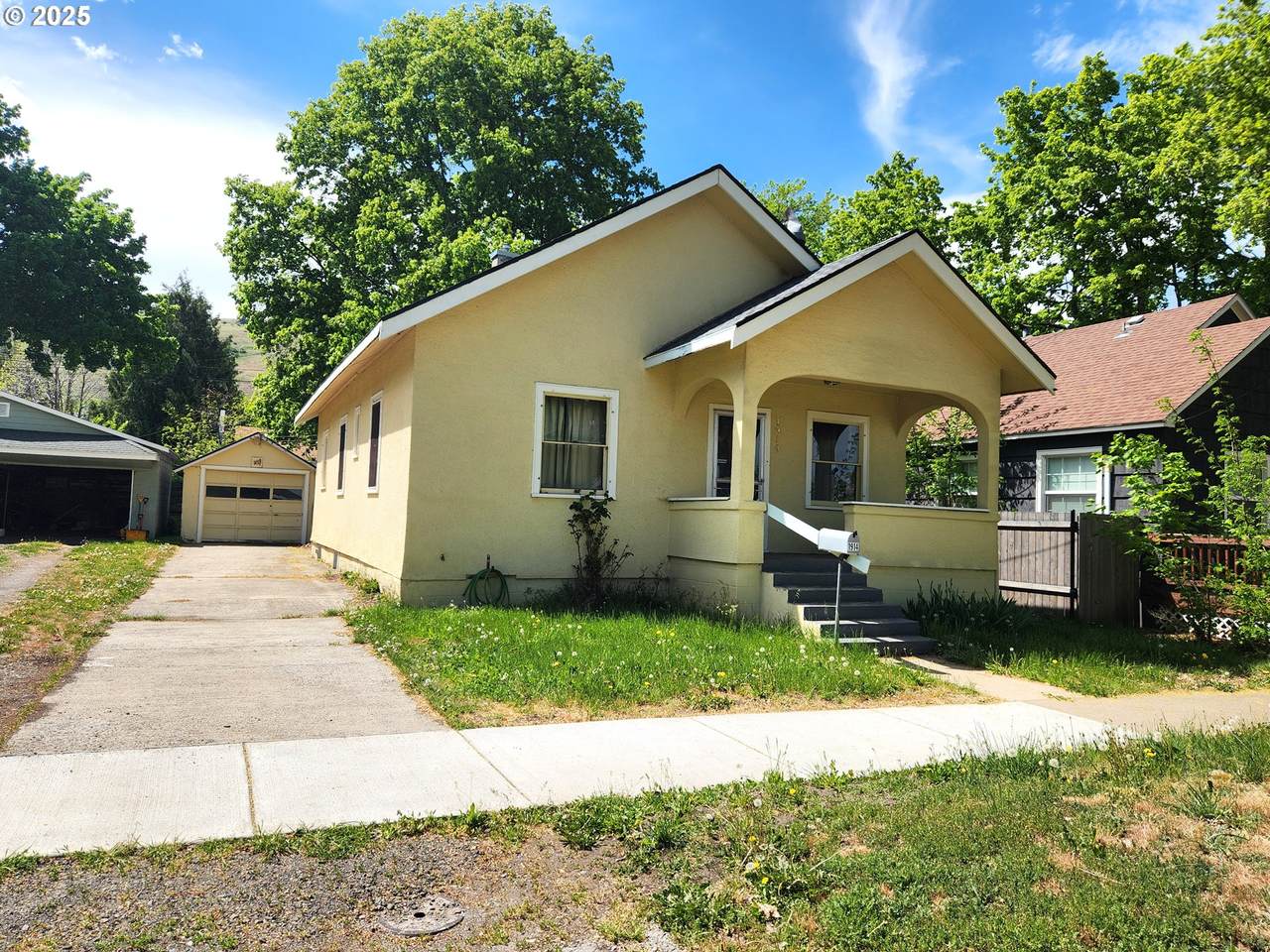 1914 1ST St - Photo 1