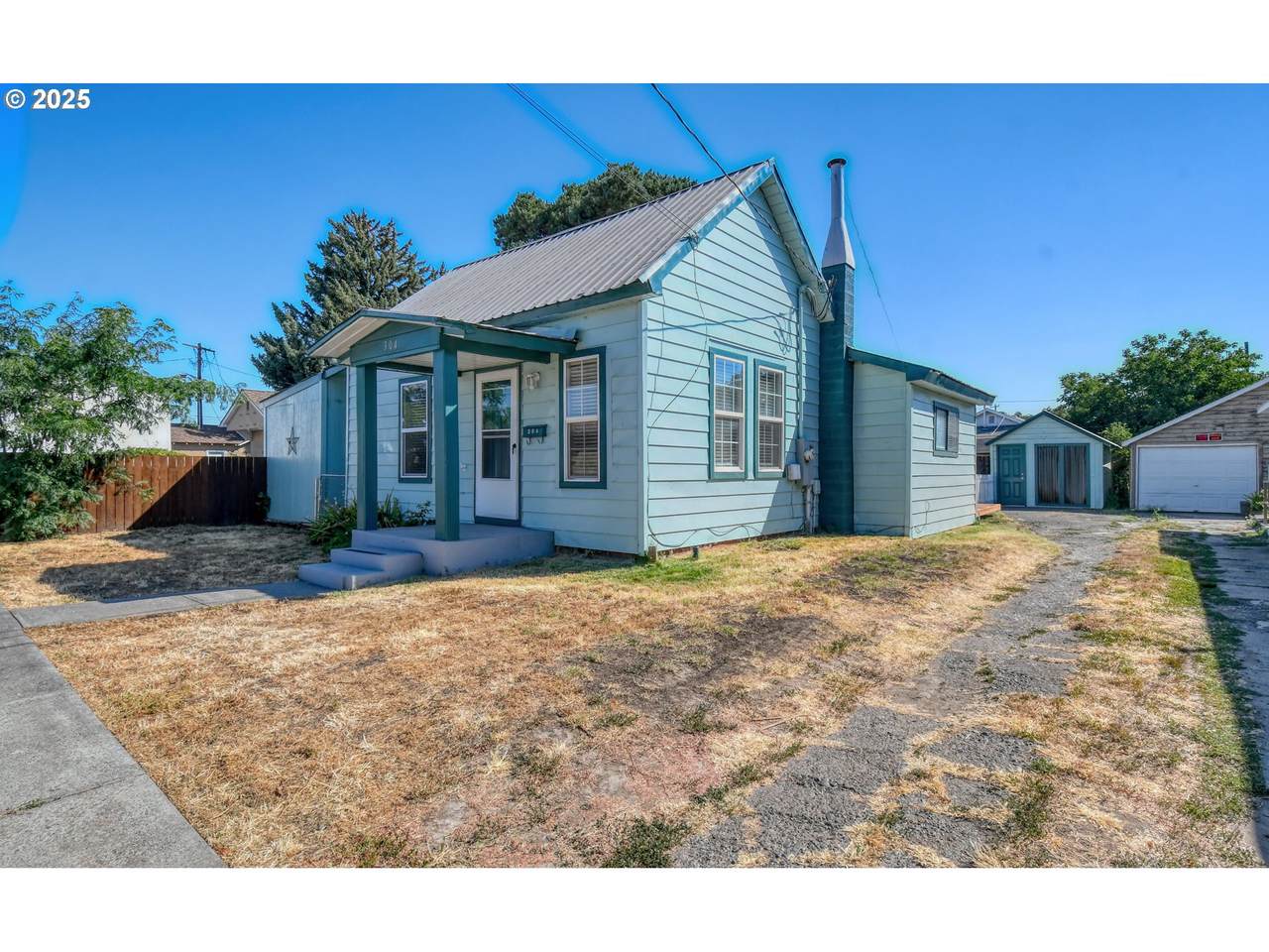 304 16TH St - Photo 1