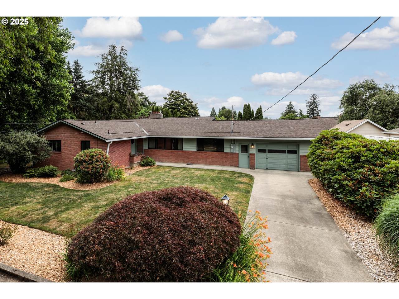 165 Halsey St - Photo 1