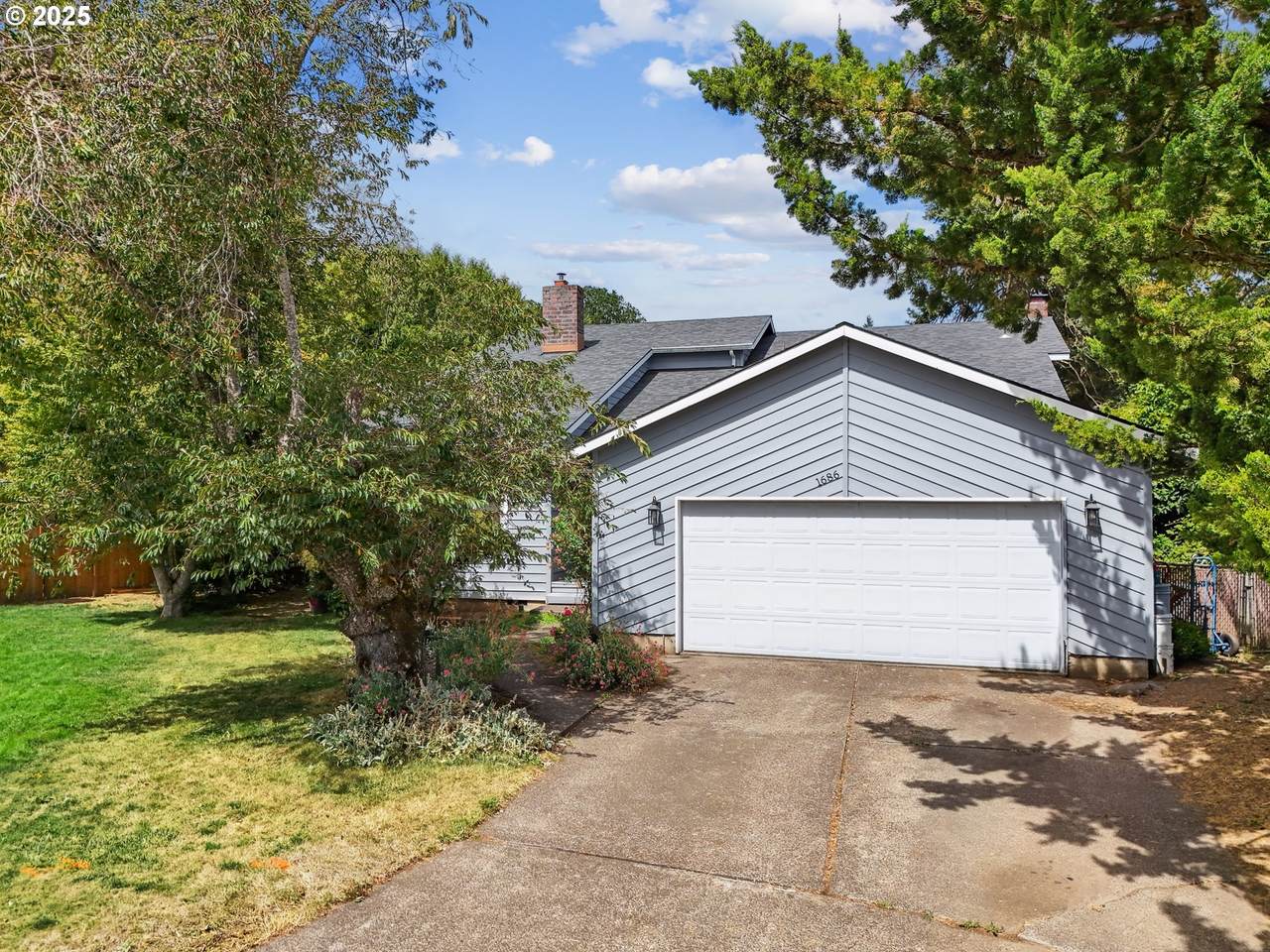 1686 Barlow St - Photo 1