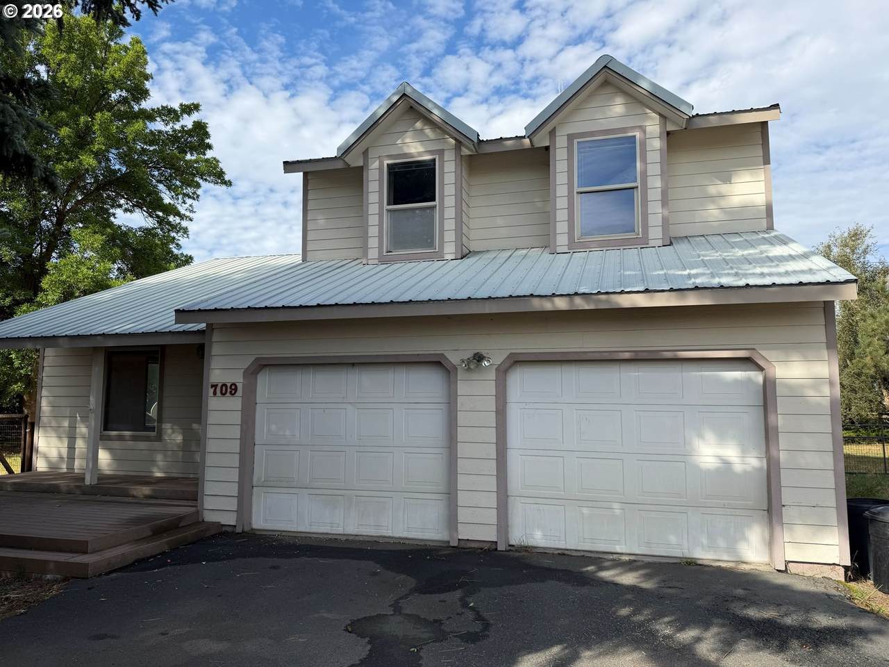 709 Russell St - Photo 1