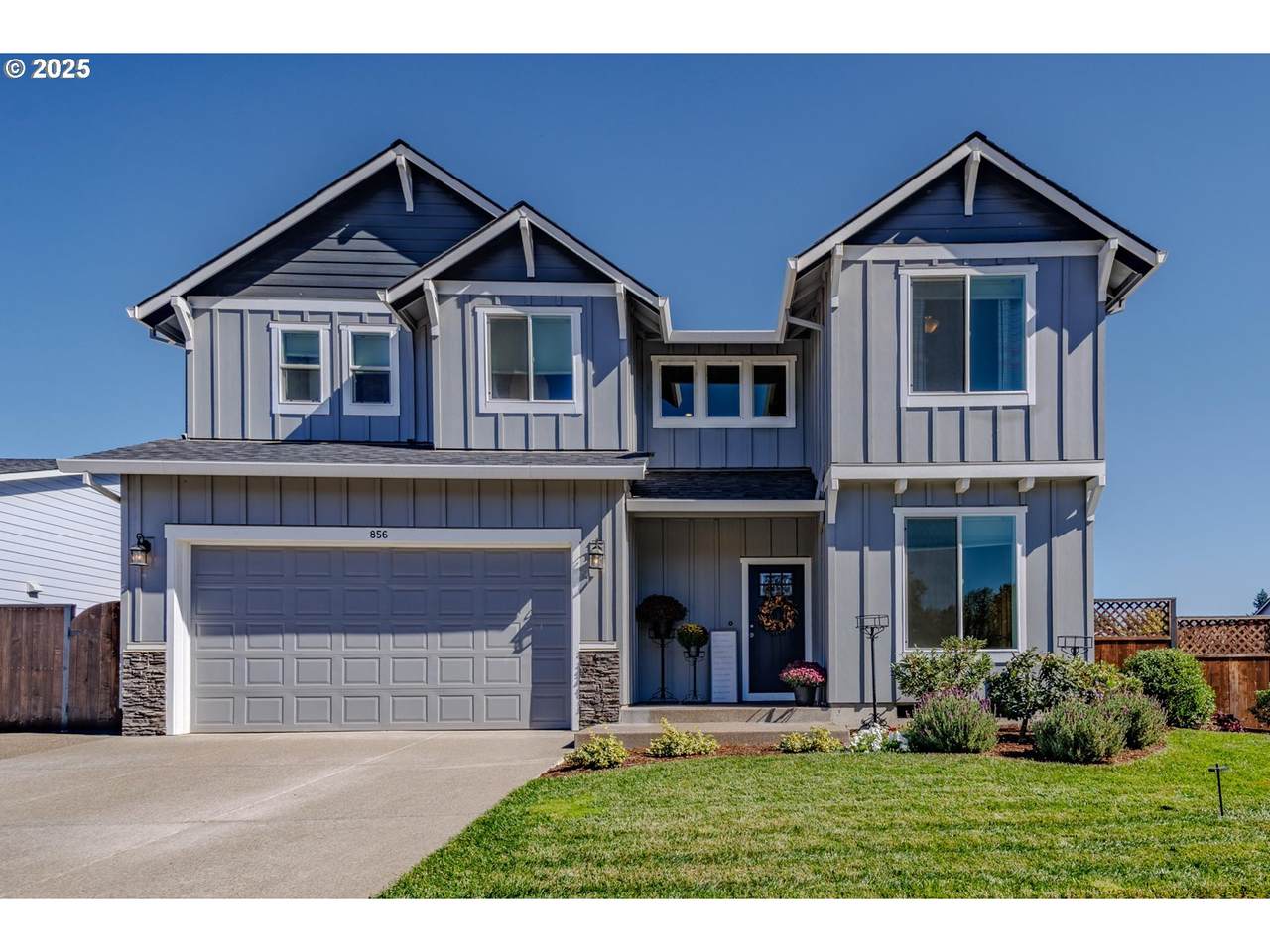 856 Maple St - Photo 1