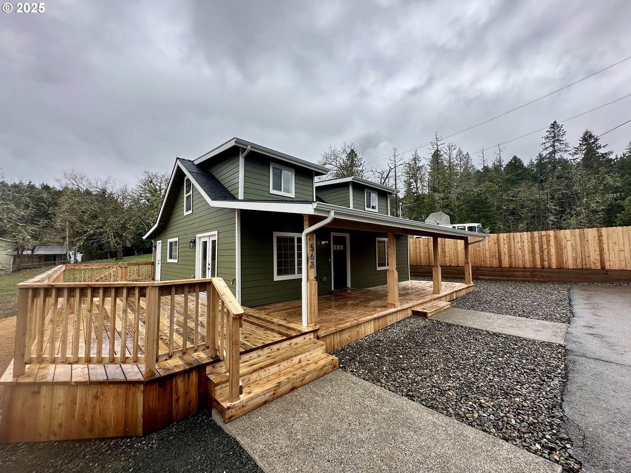 563 Oak Ter - Photo 1