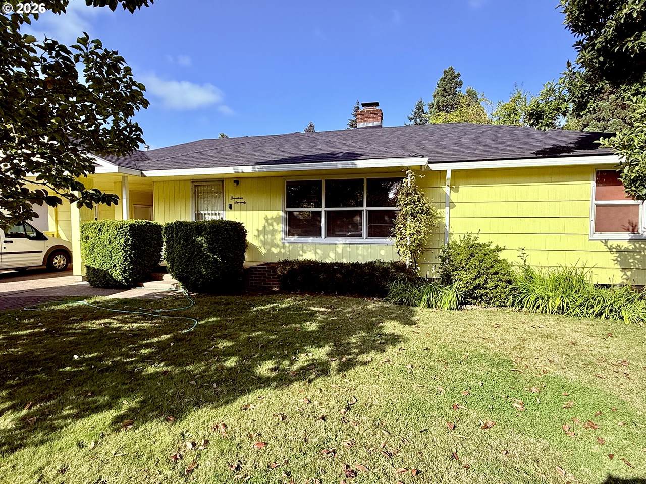 1470 Queens Way - Photo 1