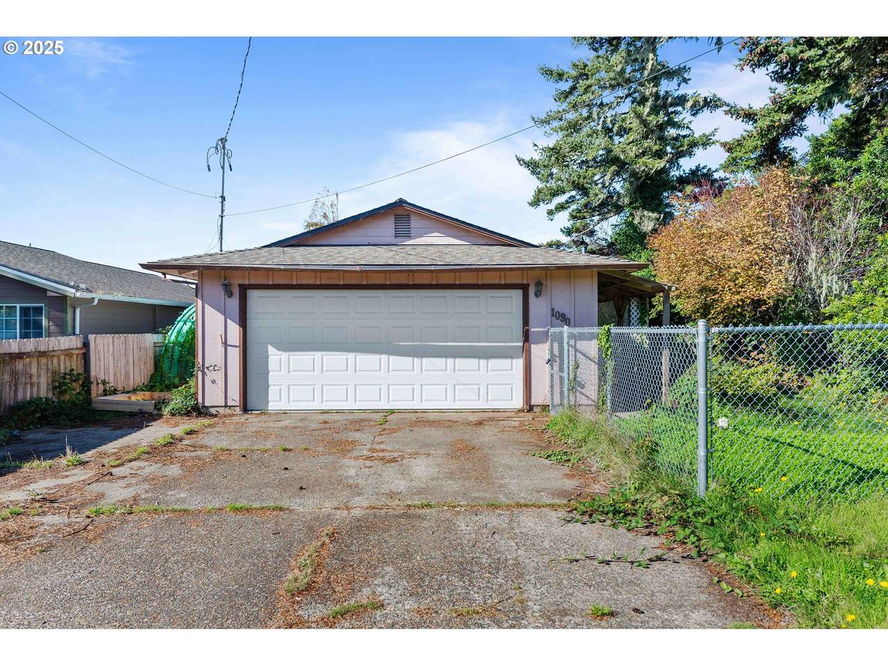 1090 Sanford St - Photo 1