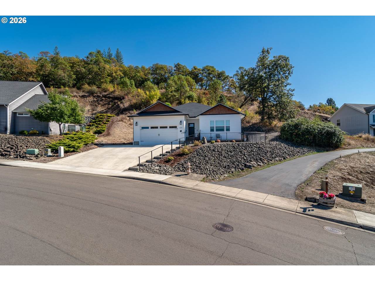 625 Cummins St - Photo 1