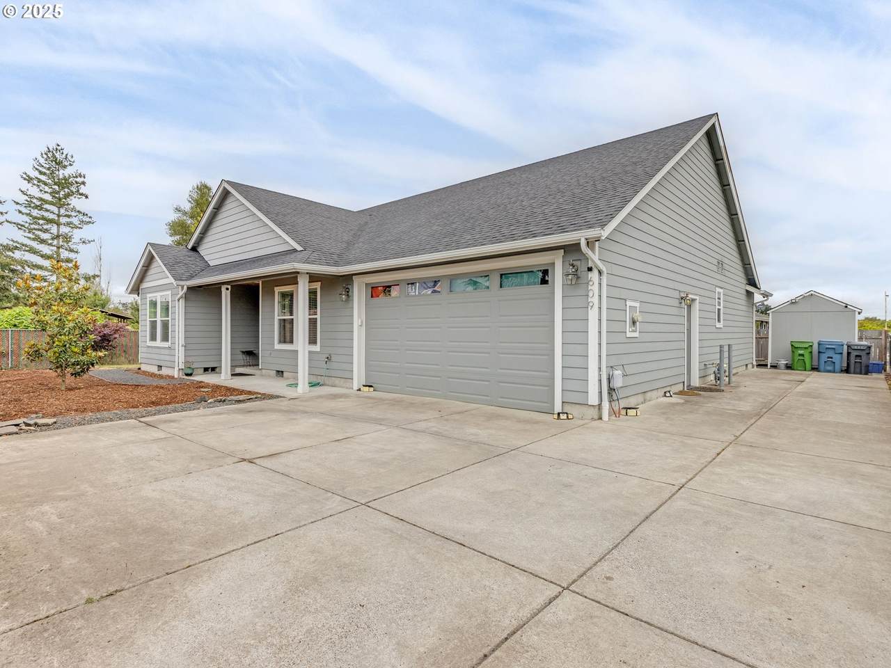 609 Lincoln St - Photo 1