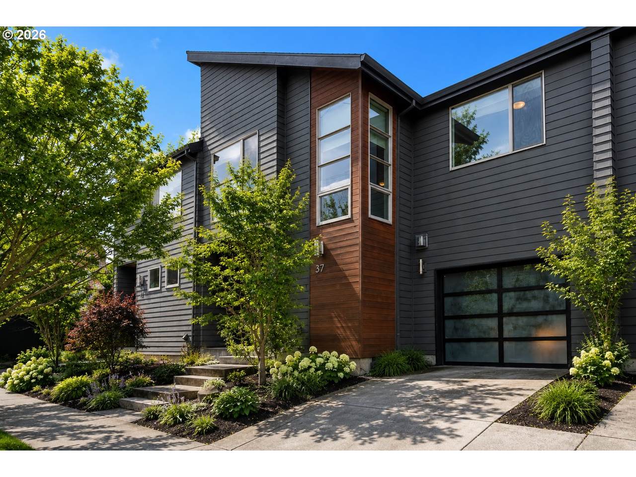 37 Skidmore St - Photo 1