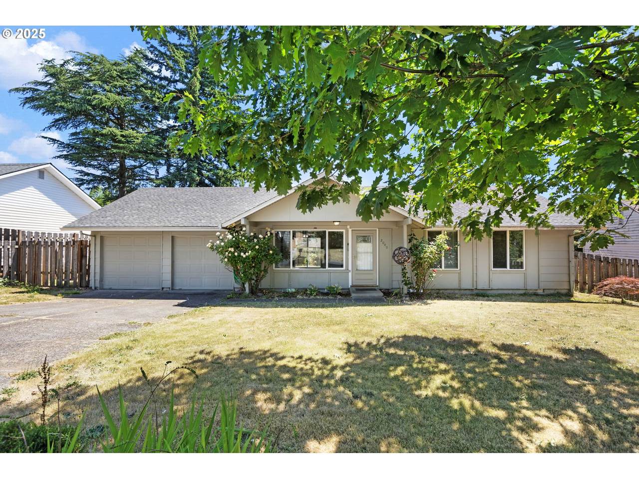 2040 Roberts Ave - Photo 1