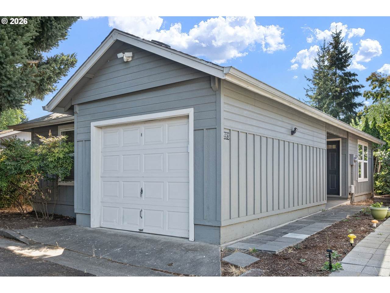 593 Hanover St - Photo 1