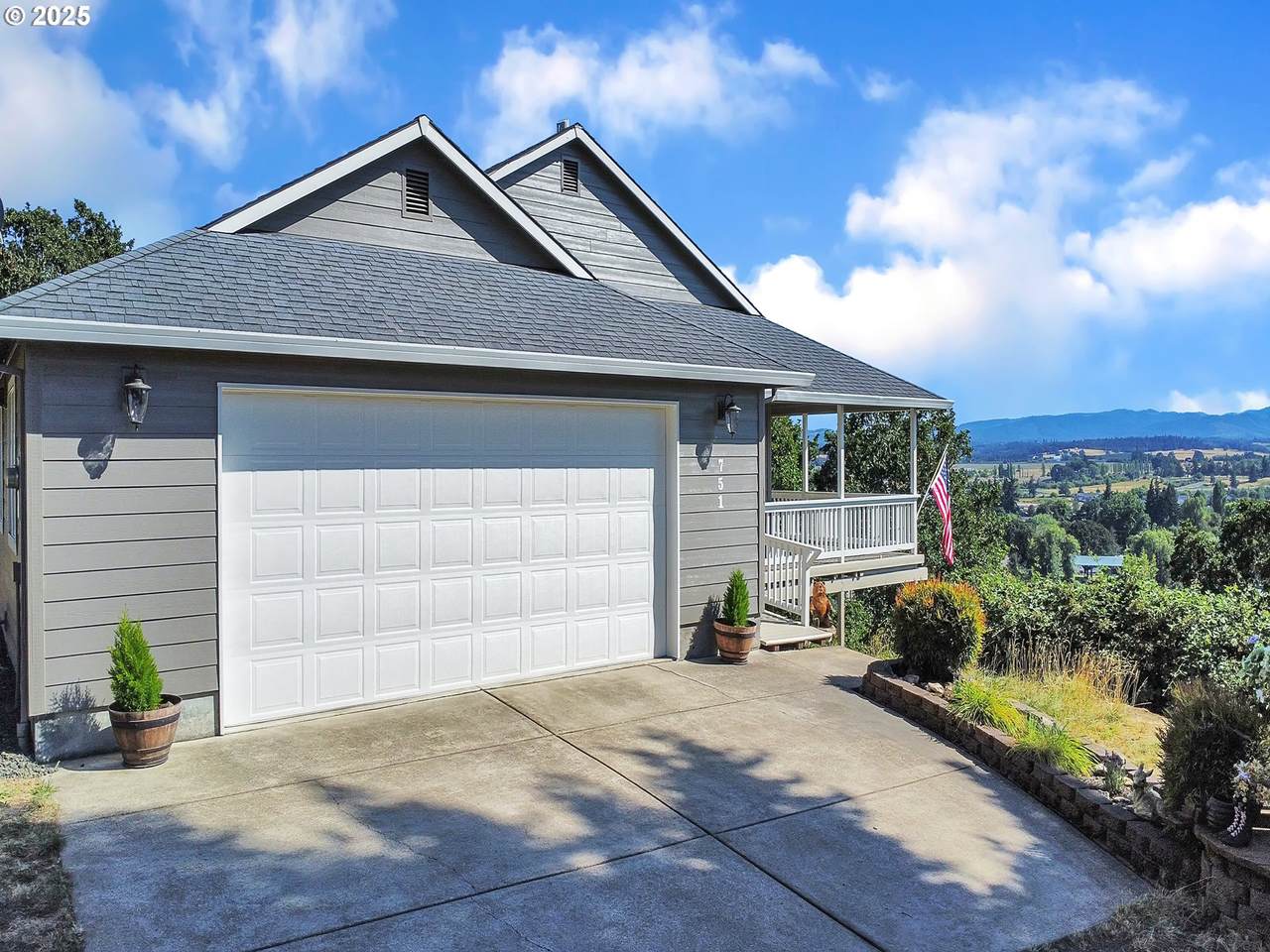 751 Skyline Dr - Photo 1