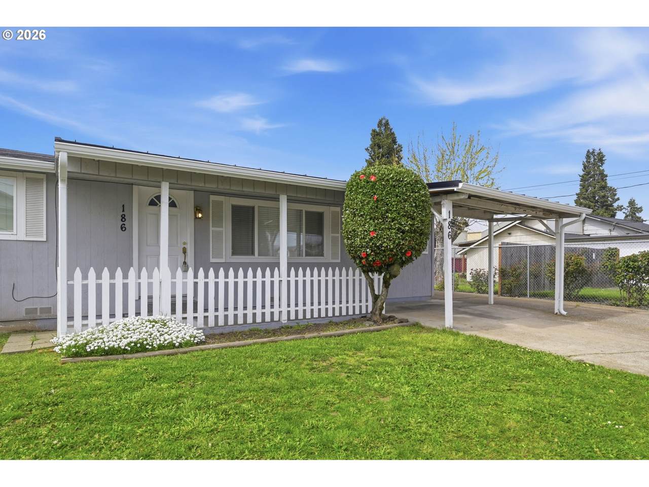186 40TH St - Photo 1