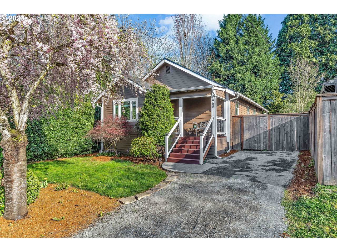 1208 Mcloughlin Blvd - Photo 1