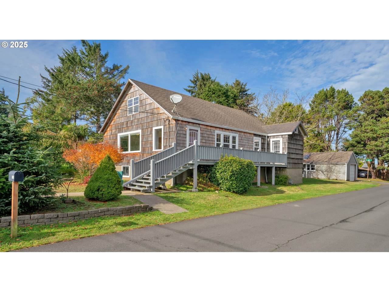 1115 Harbor Ave - Photo 1