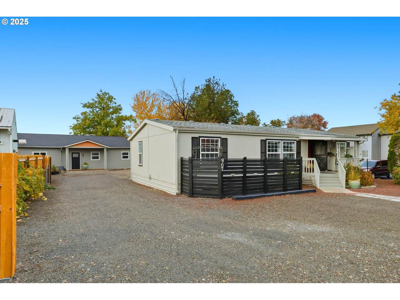 907 Cowl St - Photo 1