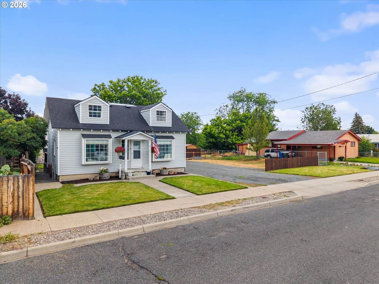 1220 Court Ave - Photo 1