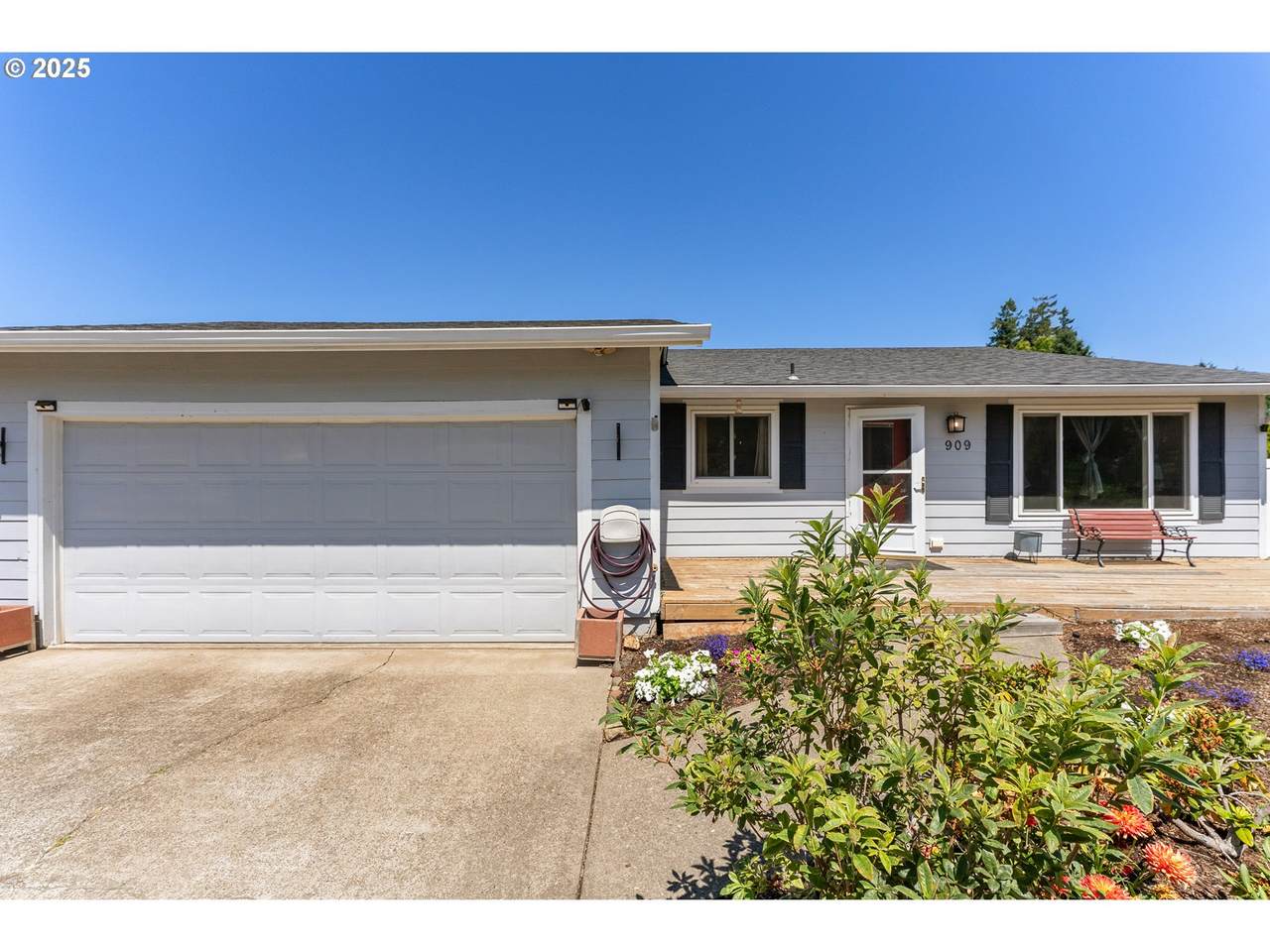 909 Delta Dr - Photo 1