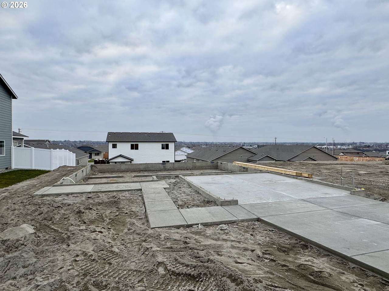 876 Kinsley Ave - Photo 1