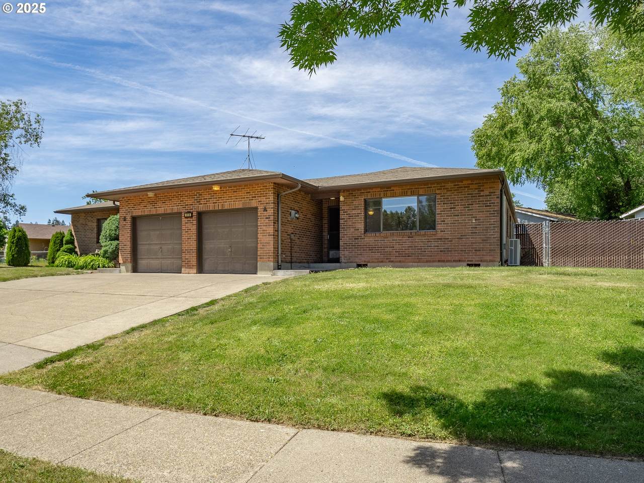 919 Charles St - Photo 1
