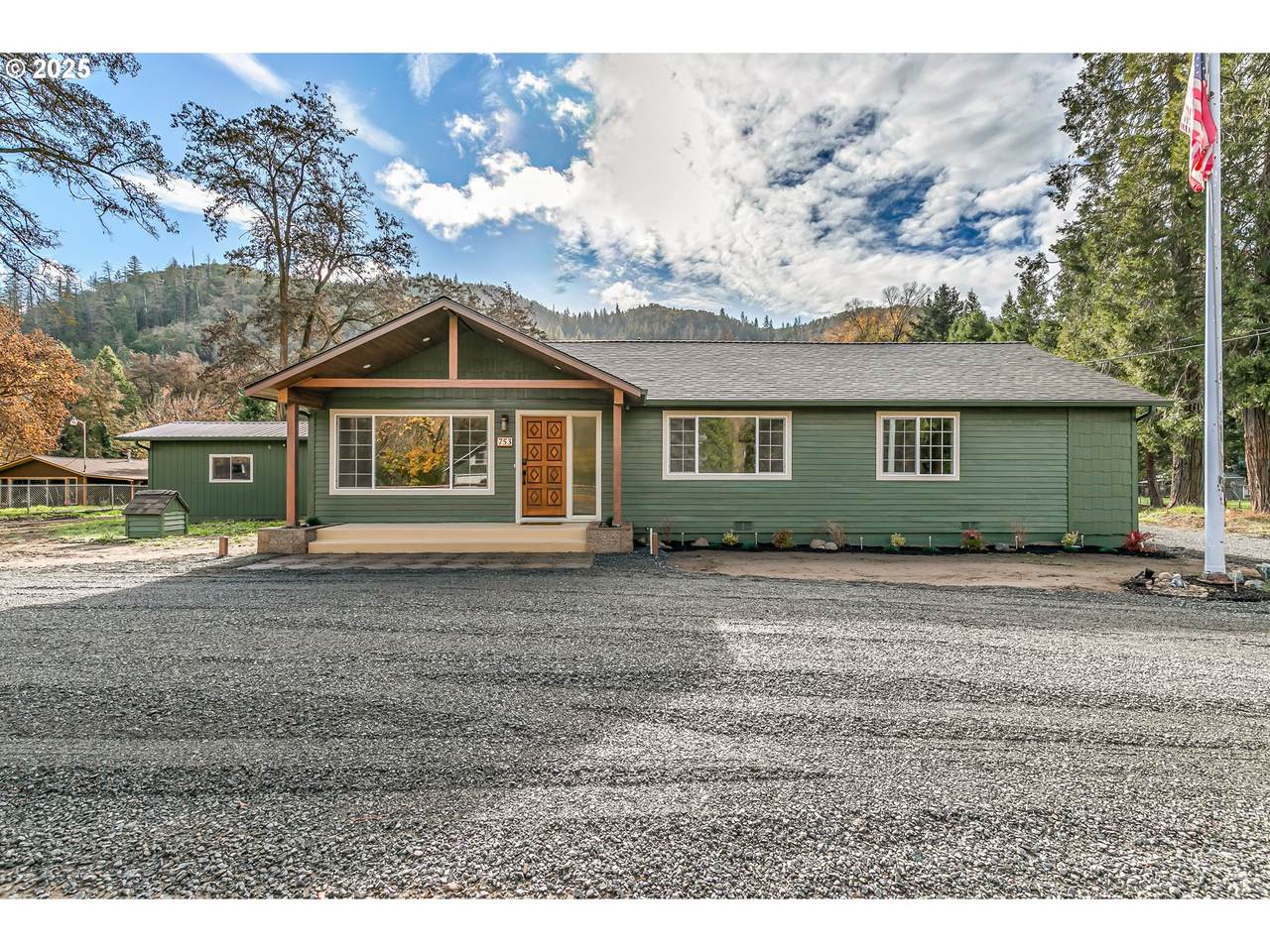 753 Rogue River Hwy - Photo 1