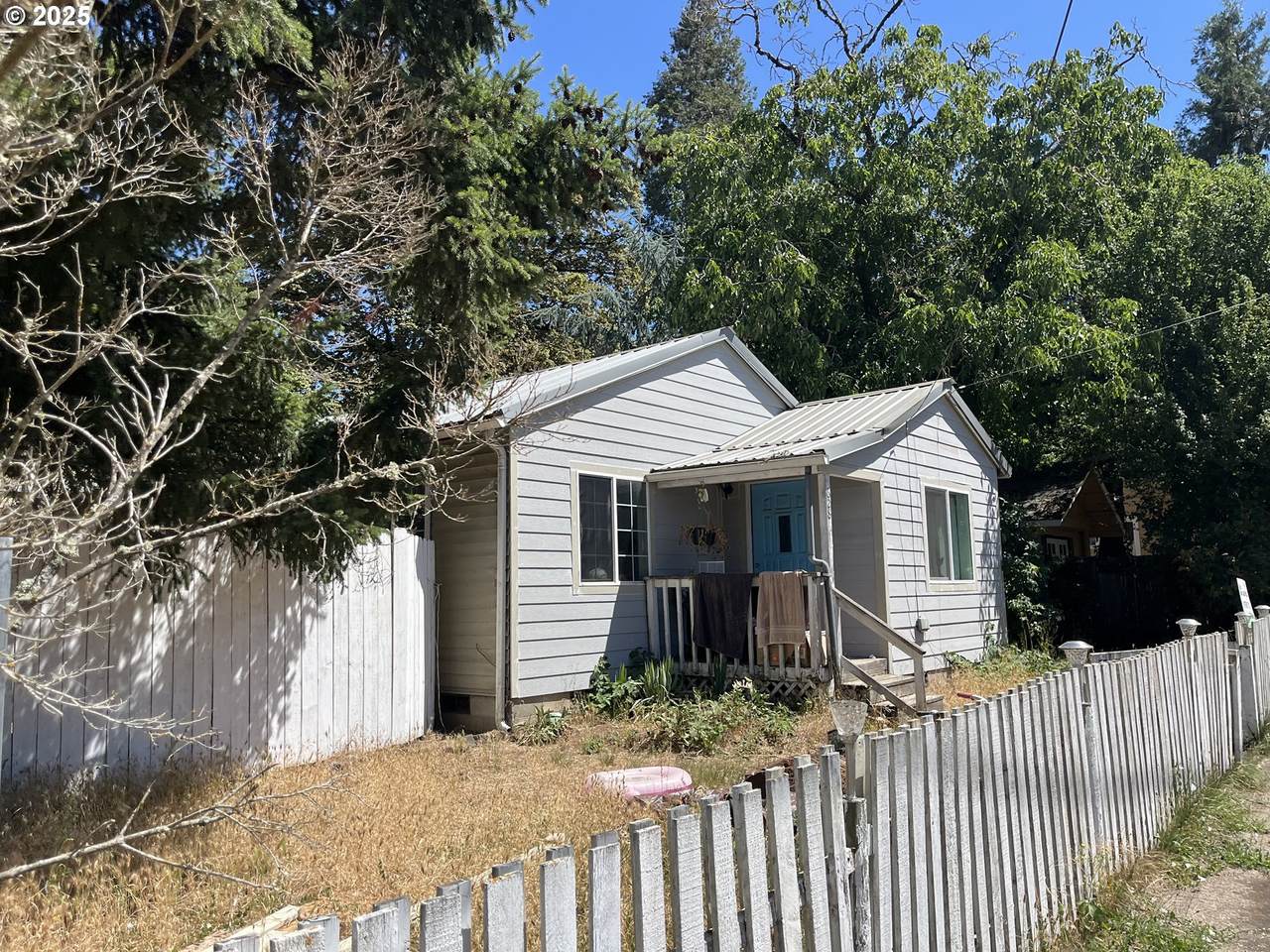 628 Oak St - Photo 1
