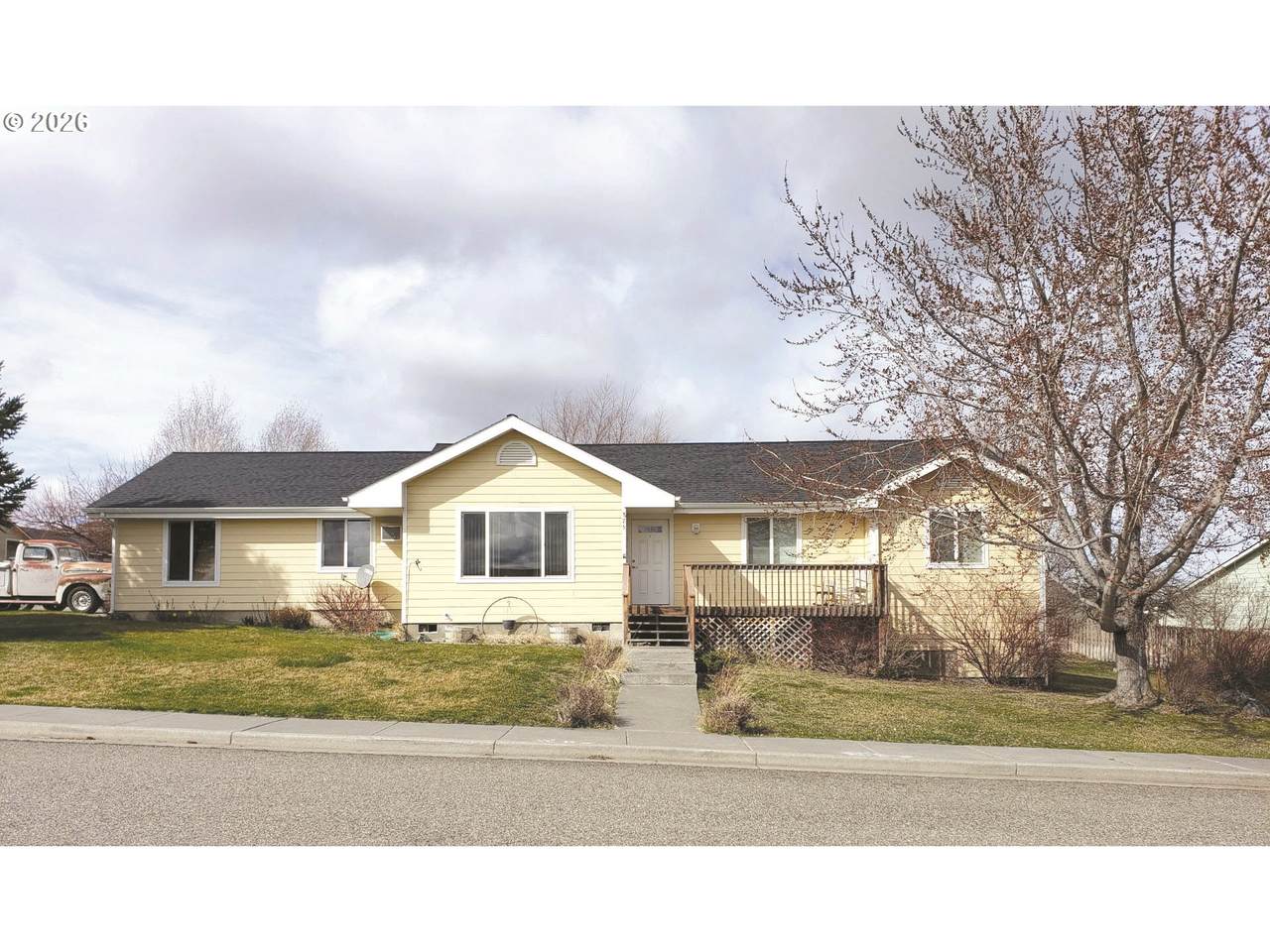 875 Lakeview Ct - Photo 1