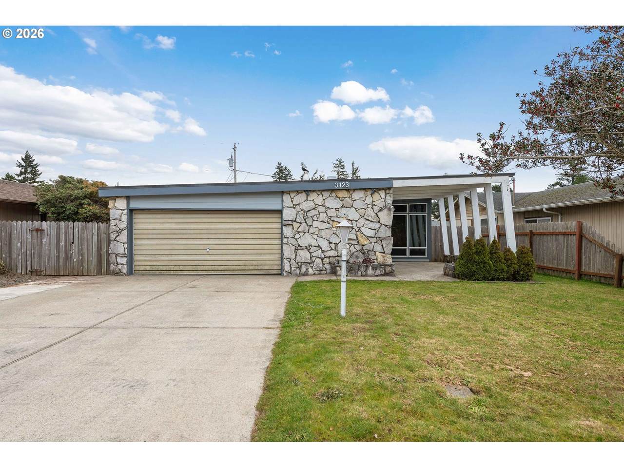 3123 Oak St - Photo 1