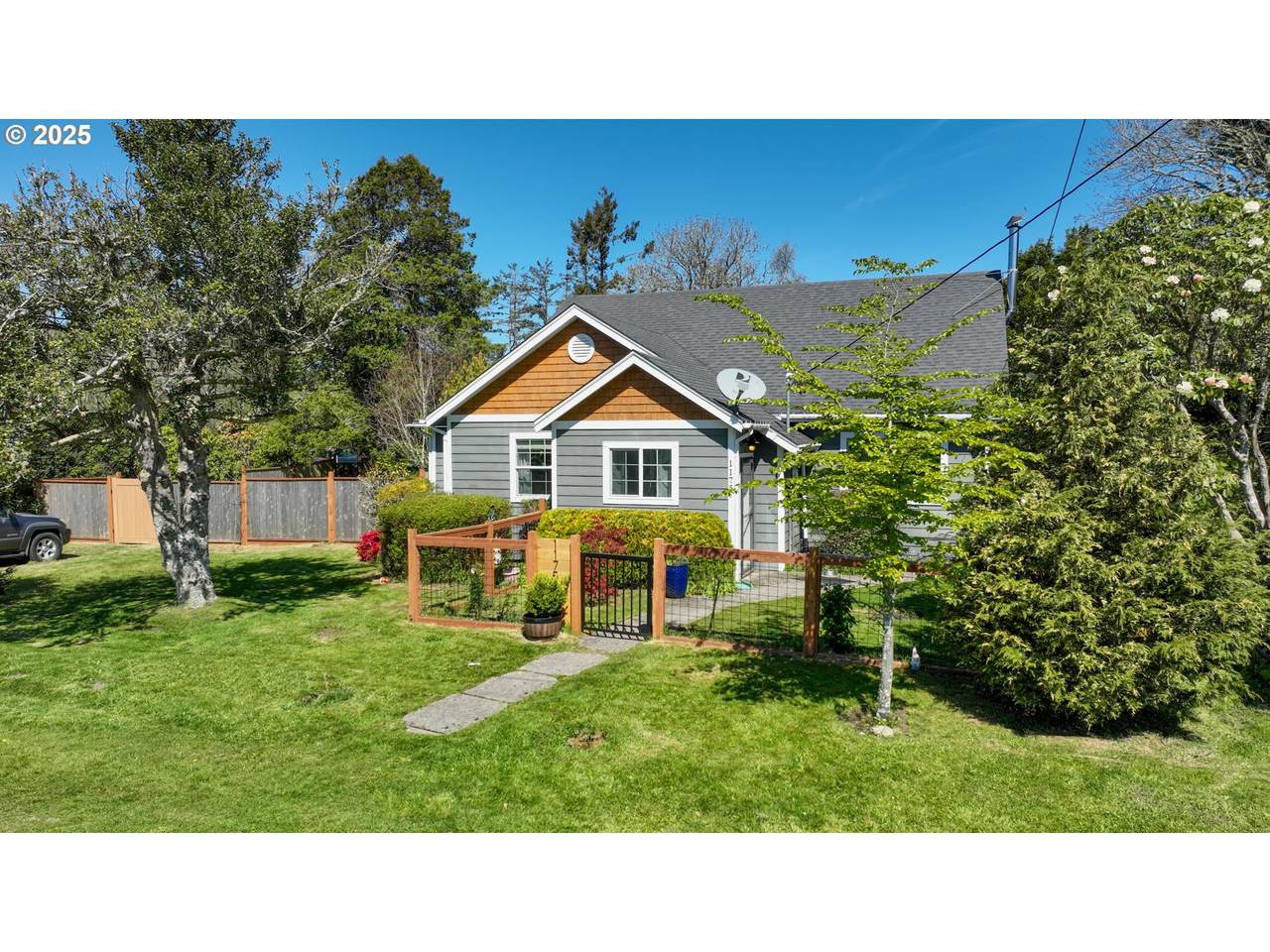 1175 Pacific Dr - Photo 1