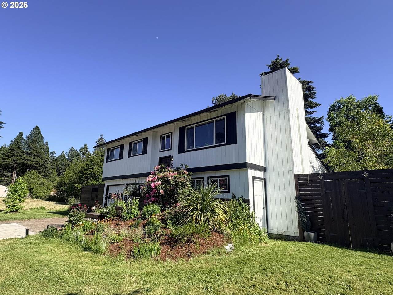 1060 Marion Ave - Photo 1