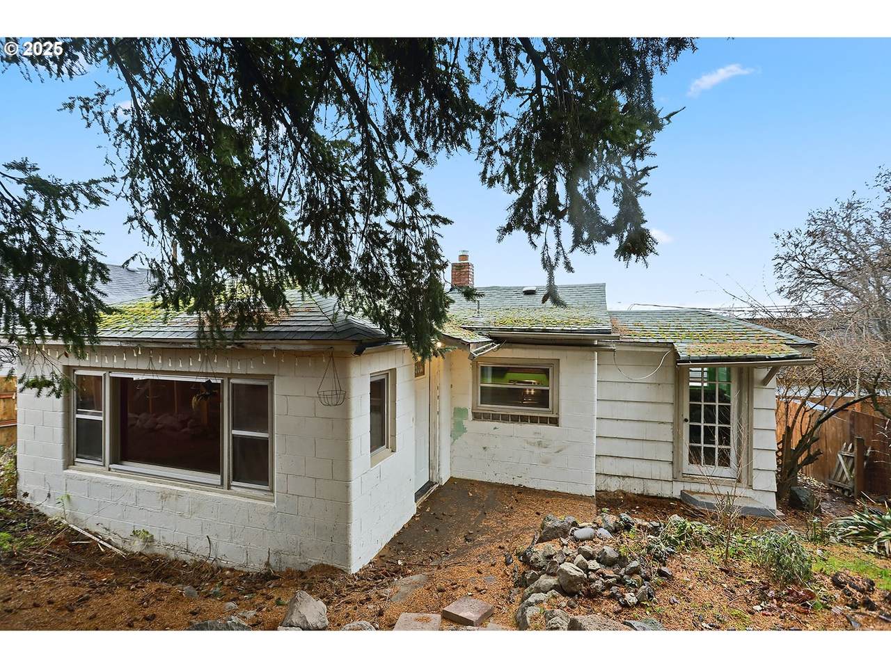 319 13TH St - Photo 1