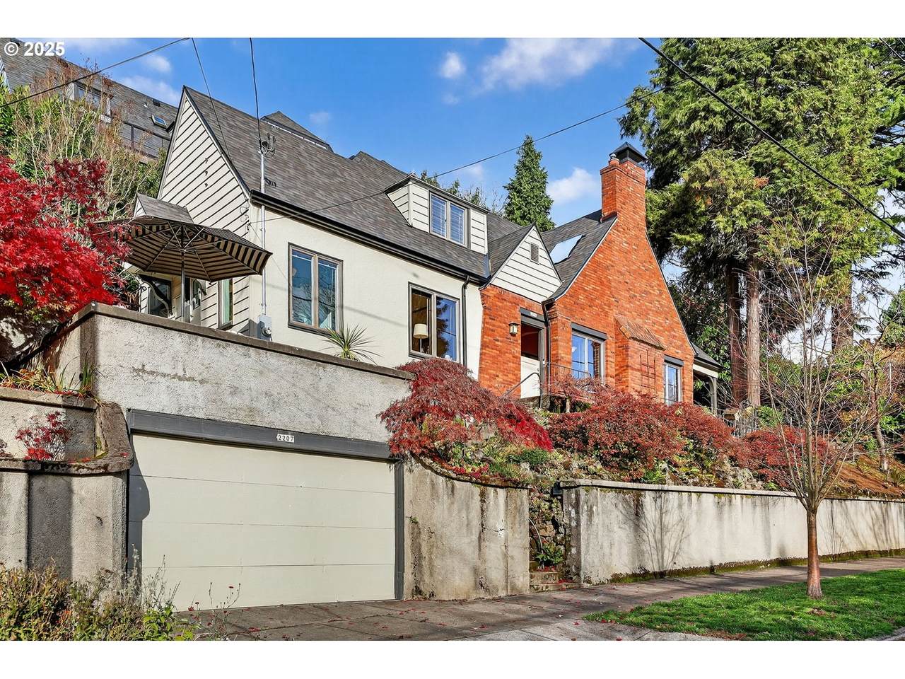 2207 Ridgewood Dr - Photo 1