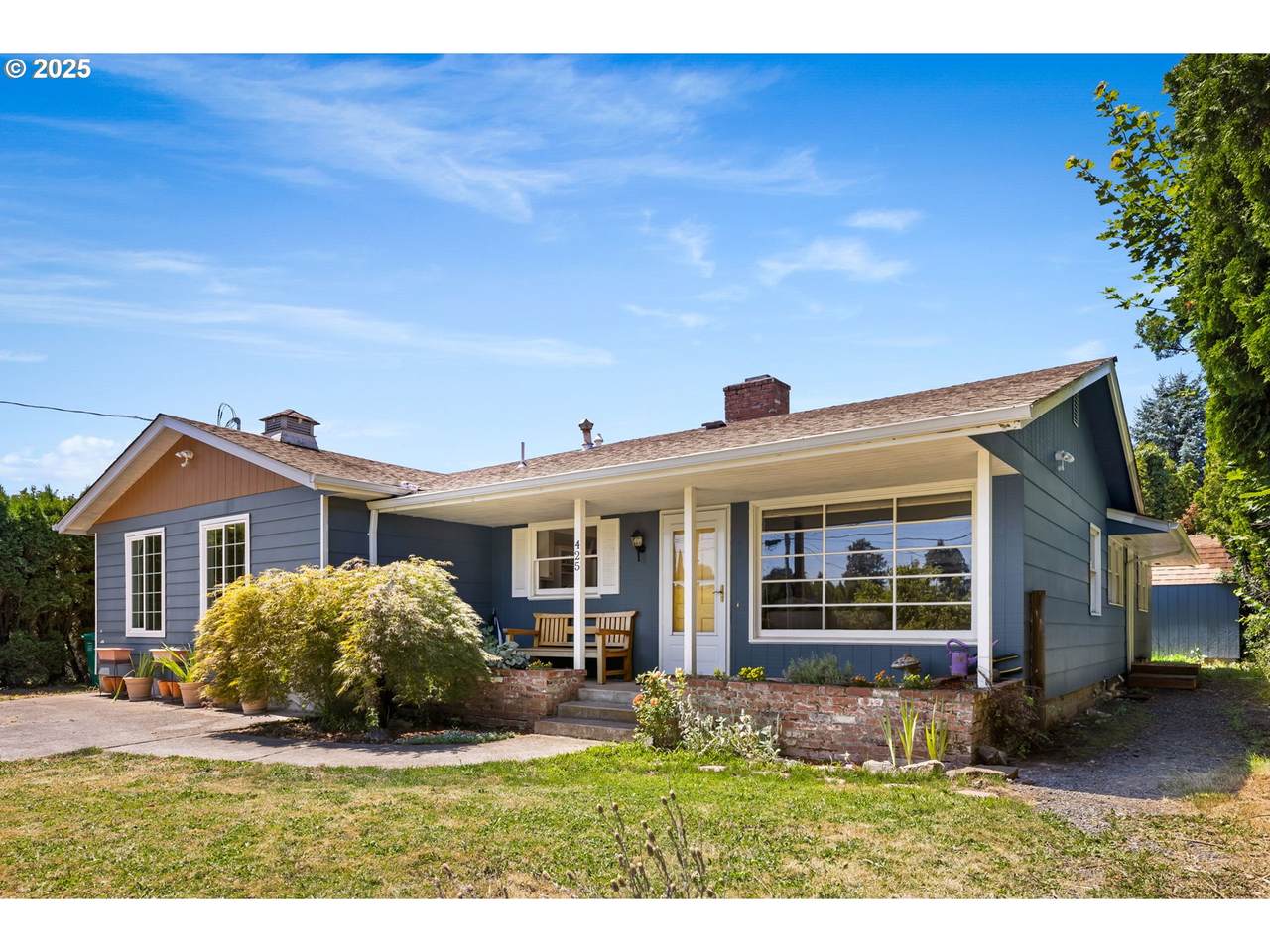 425 Angeline Ave - Photo 1