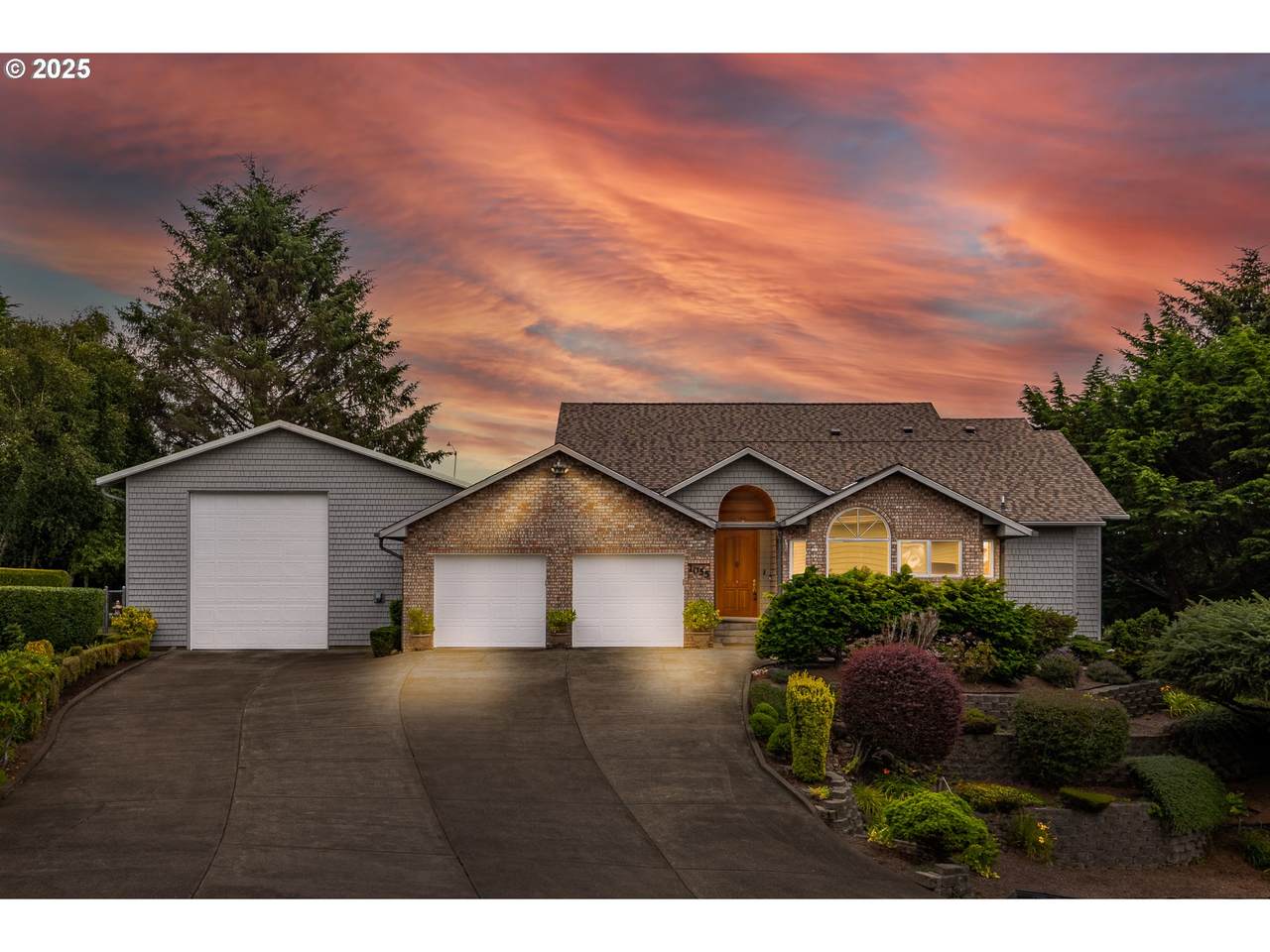 1055 Estate Dr - Photo 1