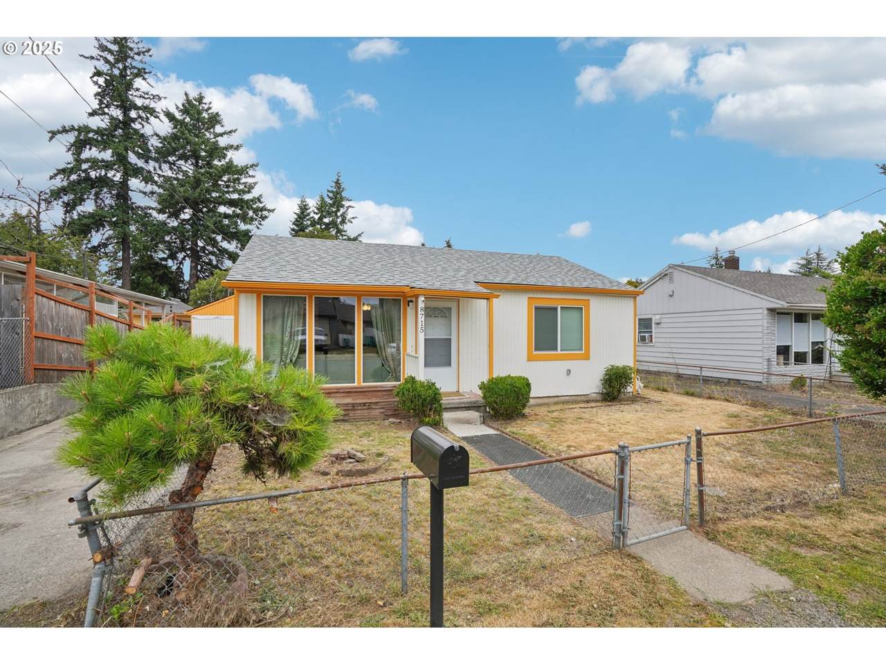 8715 Clackamas St - Photo 1