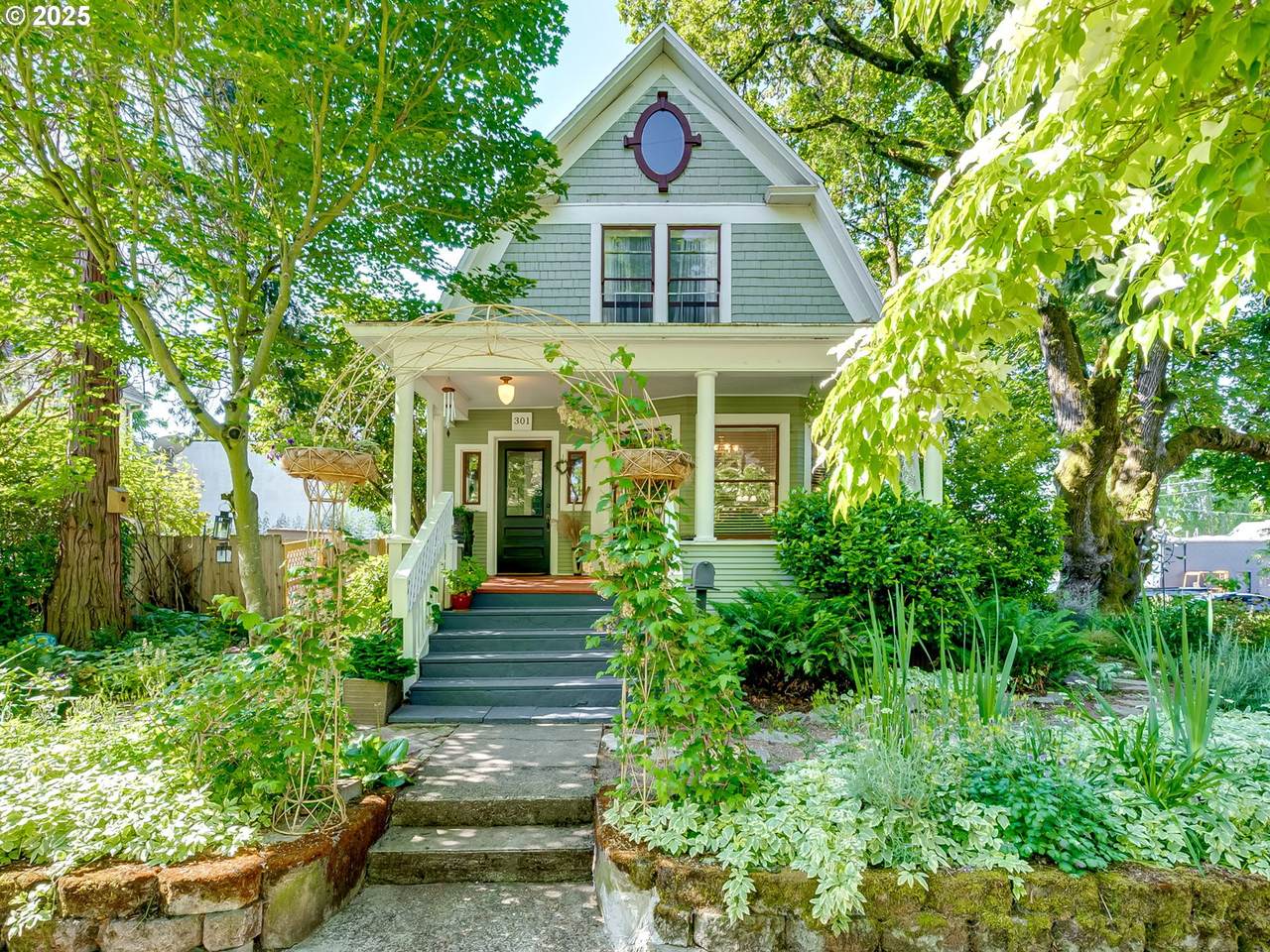 301 19TH St - Photo 1
