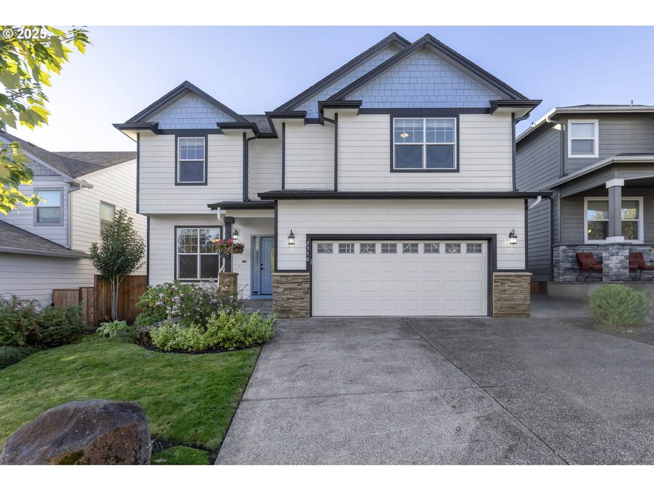 2350 Maplewood Dr - Photo 1