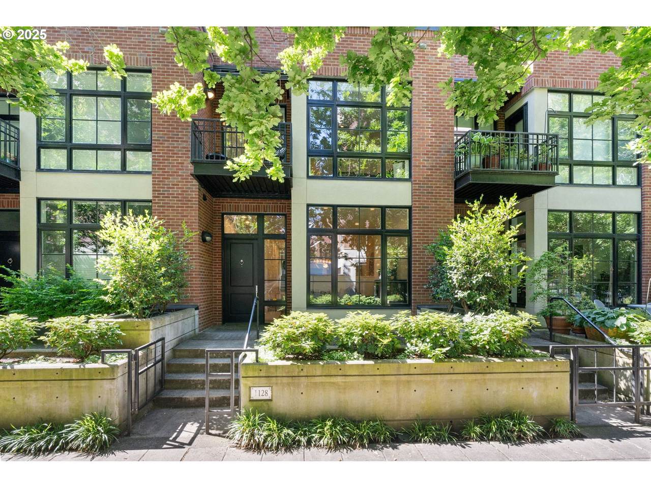 1128 Johnson St - Photo 1