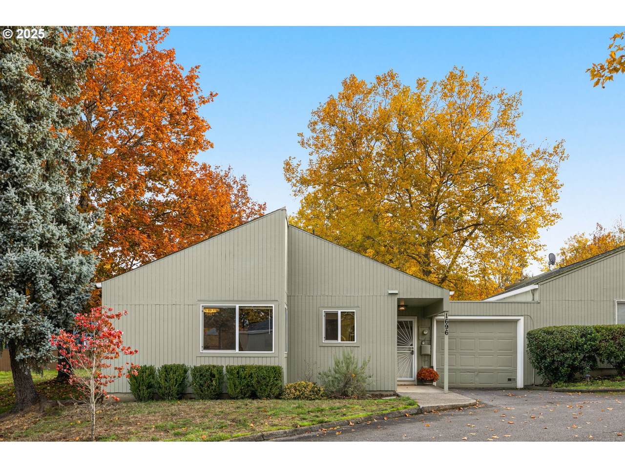 1696 Rolling Hill Dr - Photo 1