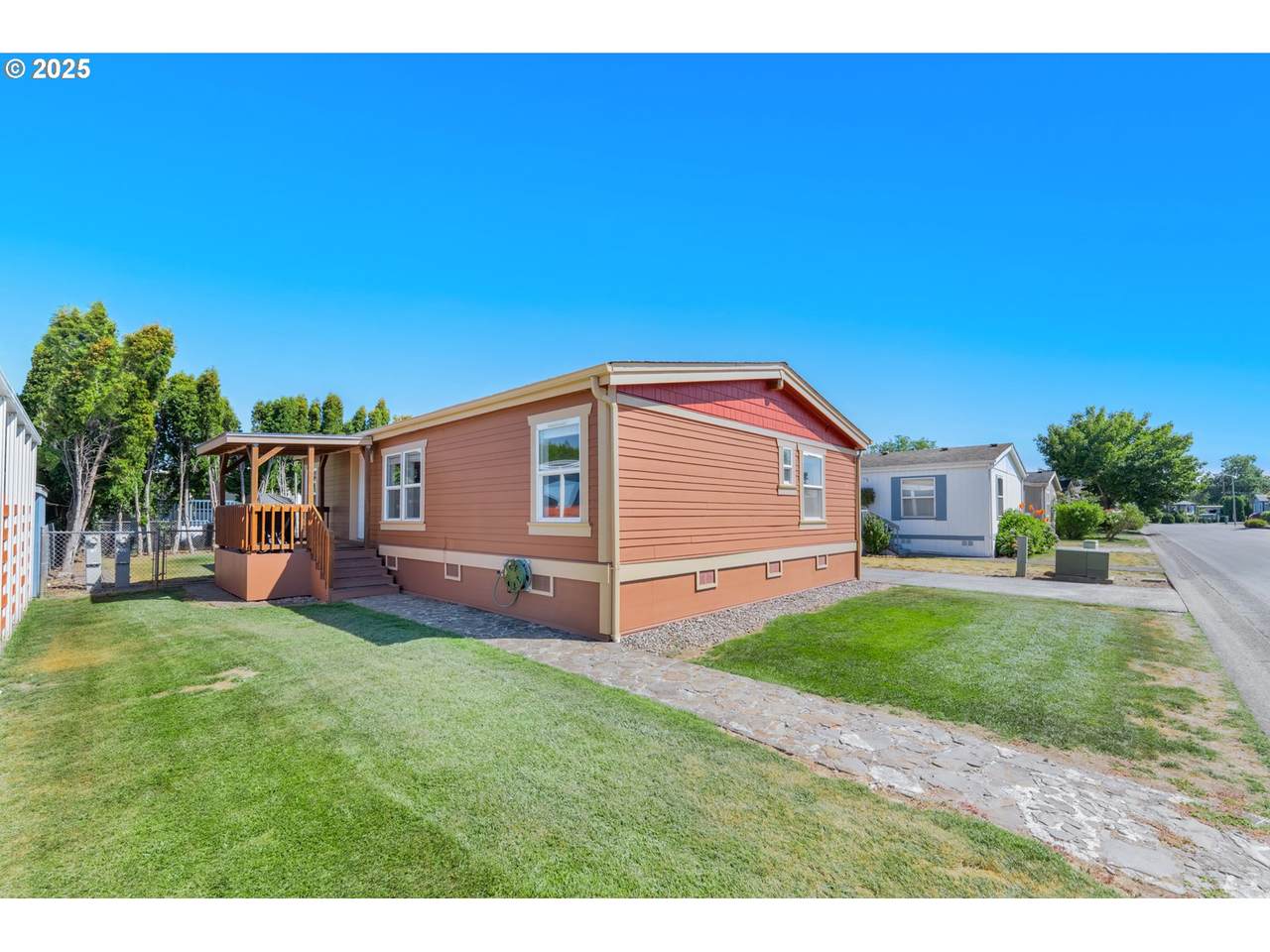 124 Carmel Dr - Photo 1