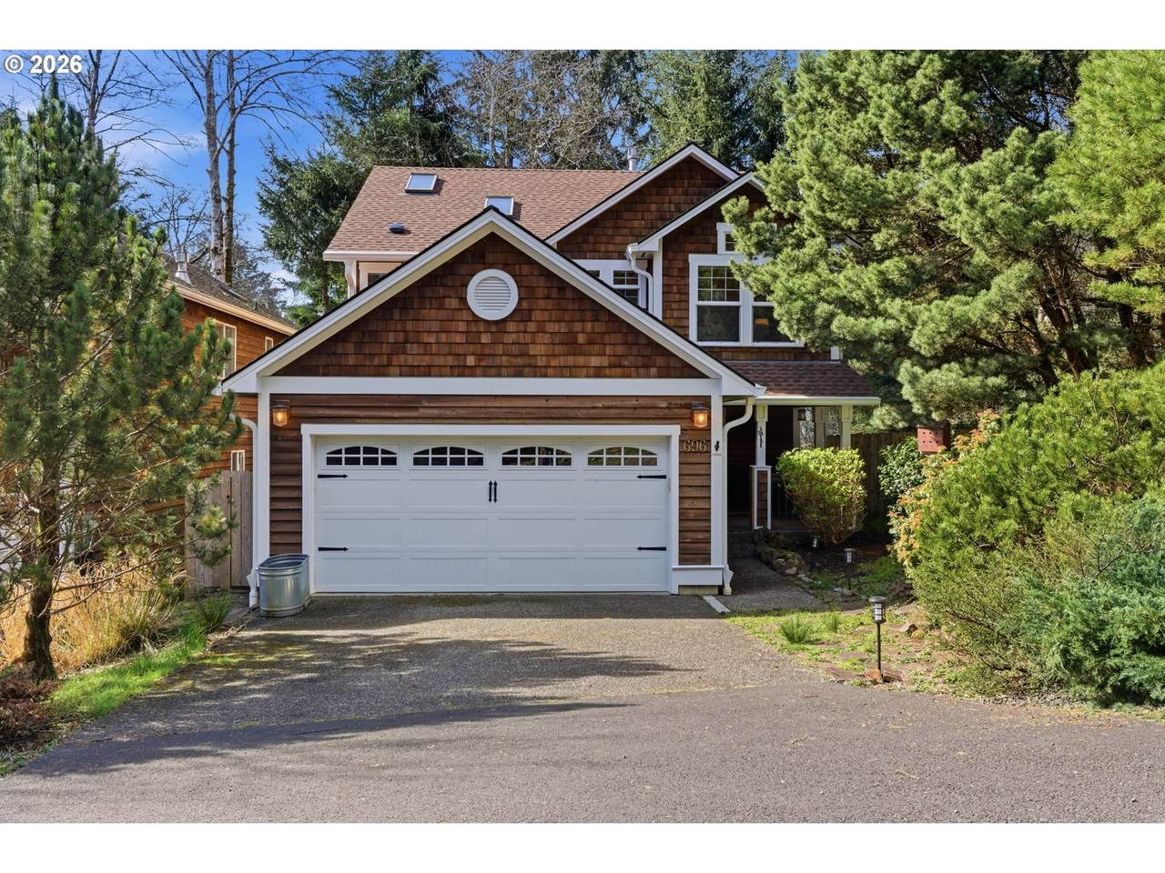 696 Hemlock St - Photo 1