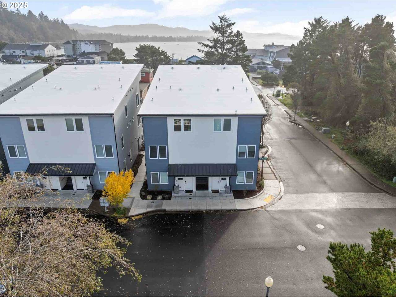 916 48TH St - Photo 1