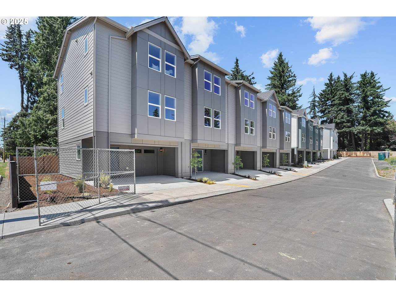 15145 Burnside St - Photo 1