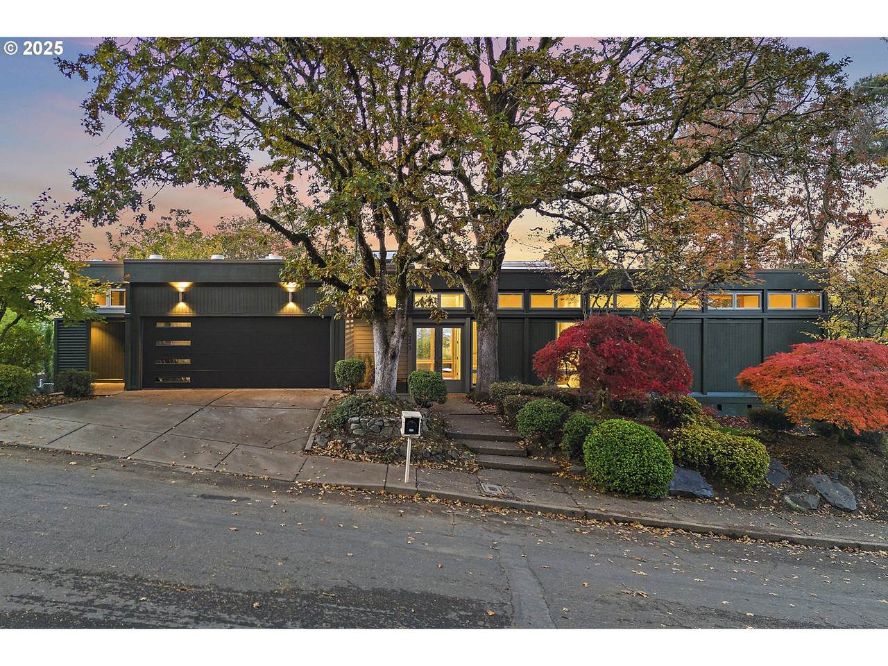 925 Holiday Ct - Photo 1