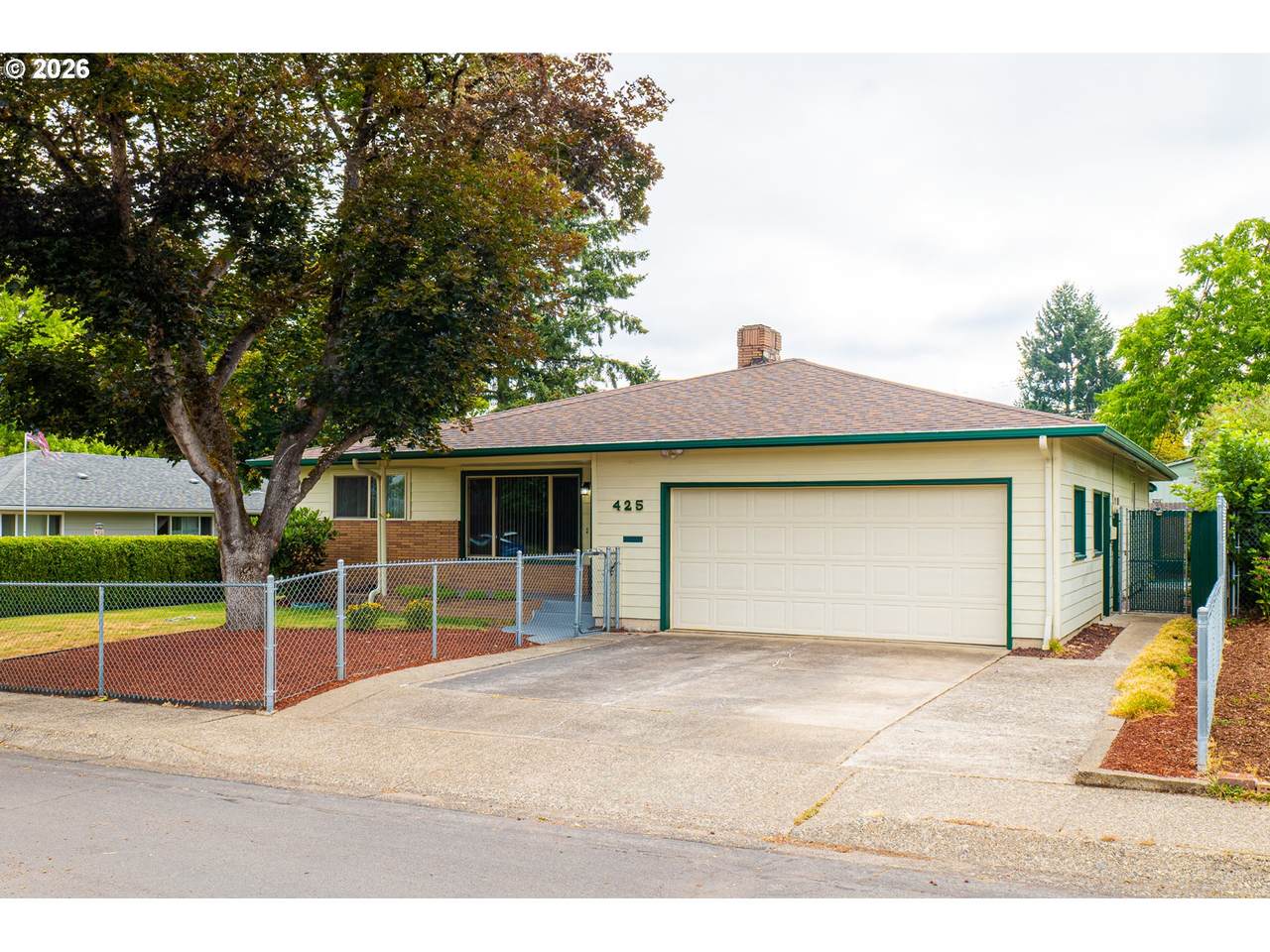 425 Maple St - Photo 1