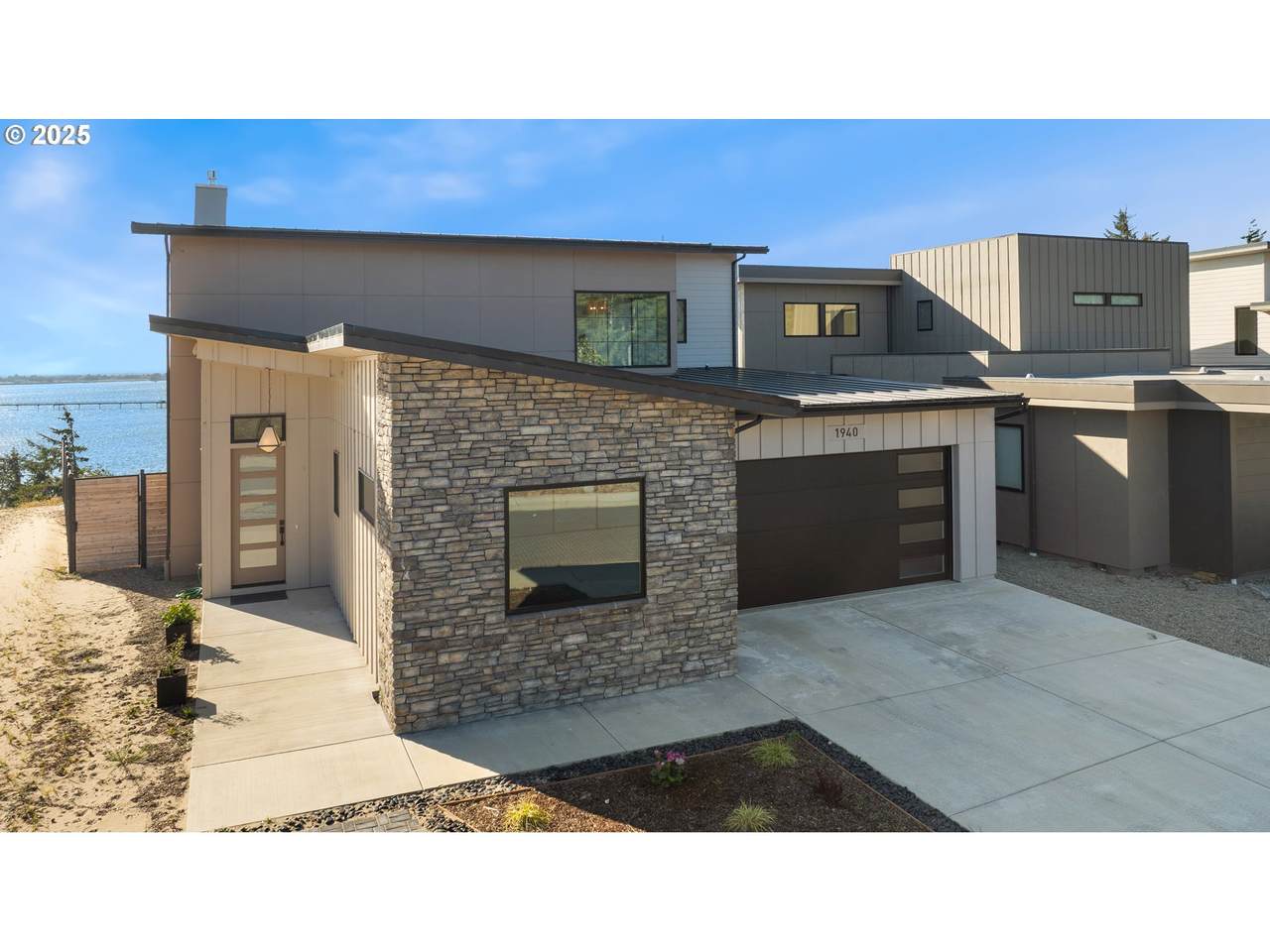 1940 Pacific View Ln - Photo 1