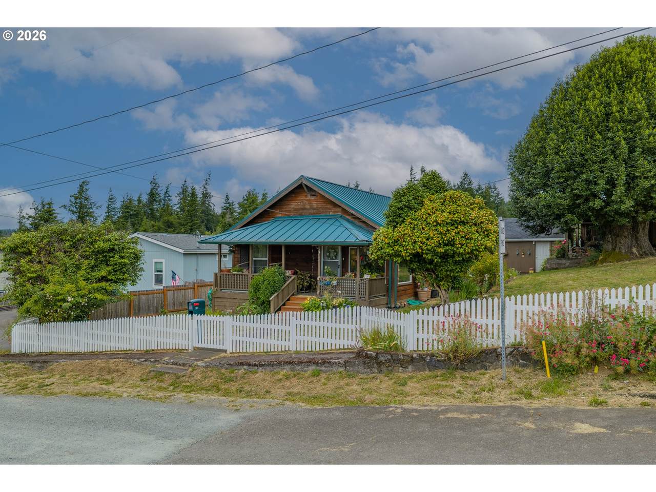 131 Bender St - Photo 1