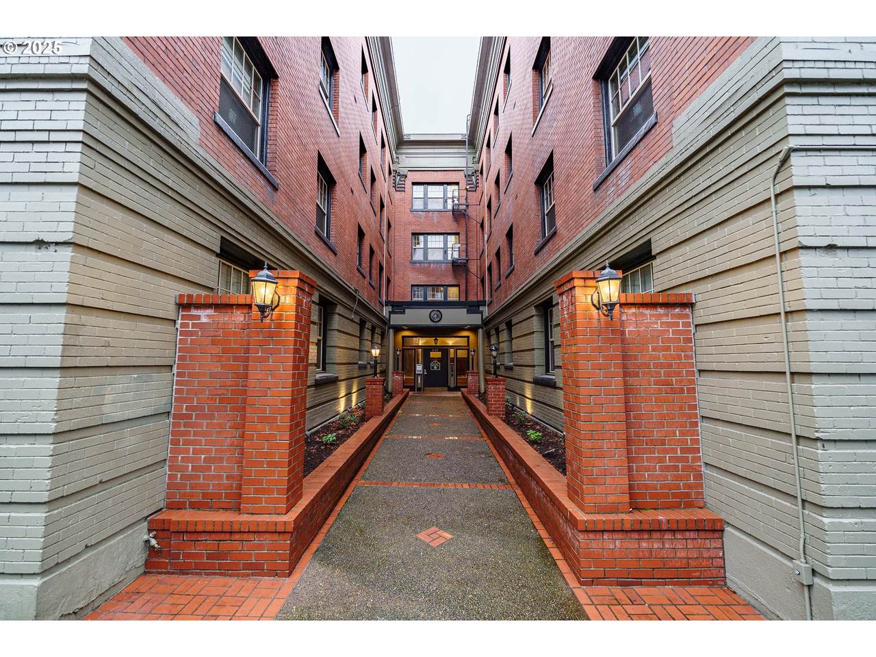 2109 Irving St - Photo 1